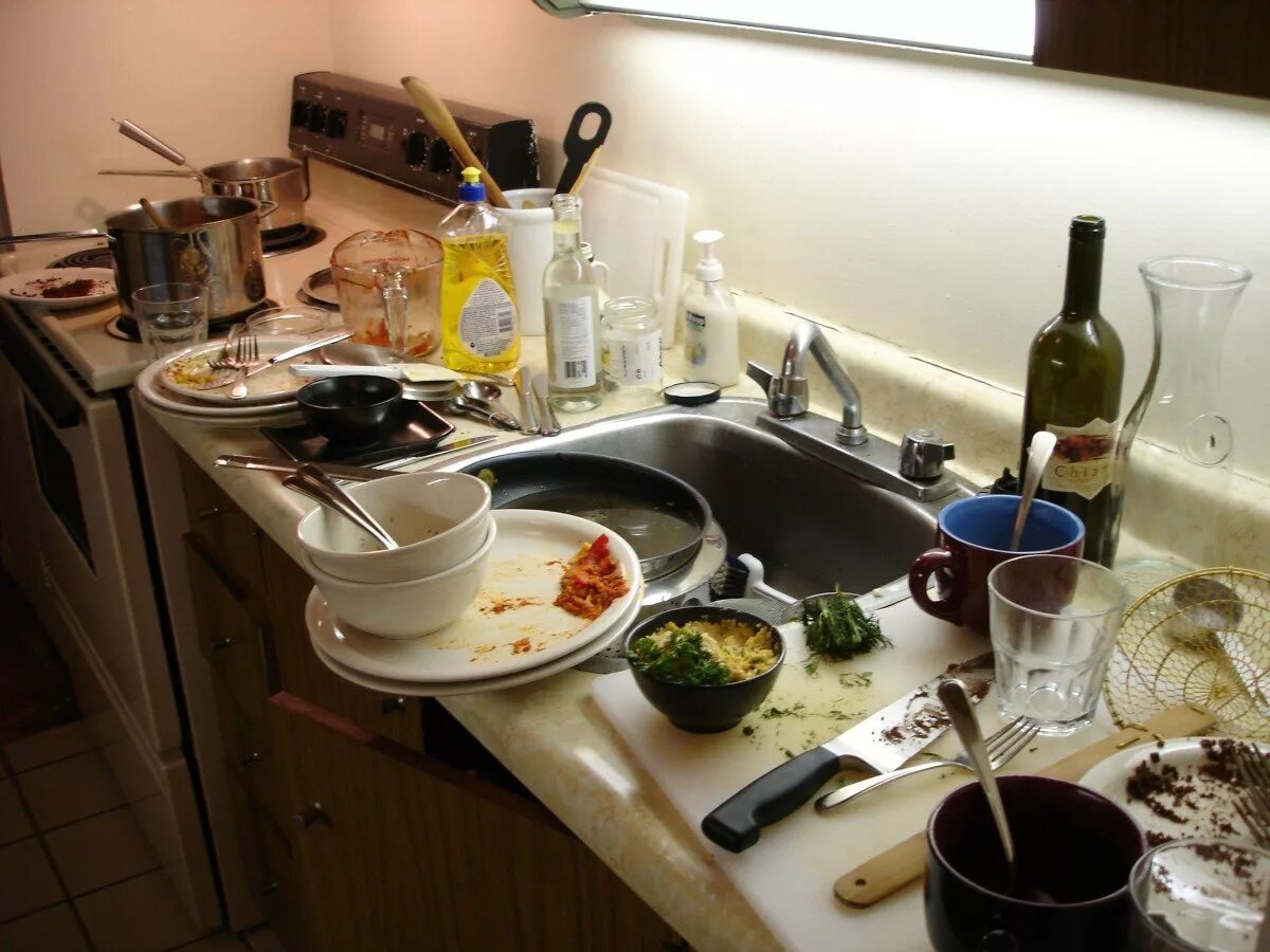 Уборка после обеда. Грязная посуда на кухне. Стол для грязной посуды. Кухня с немытой посудой. Гора грязной посуды.