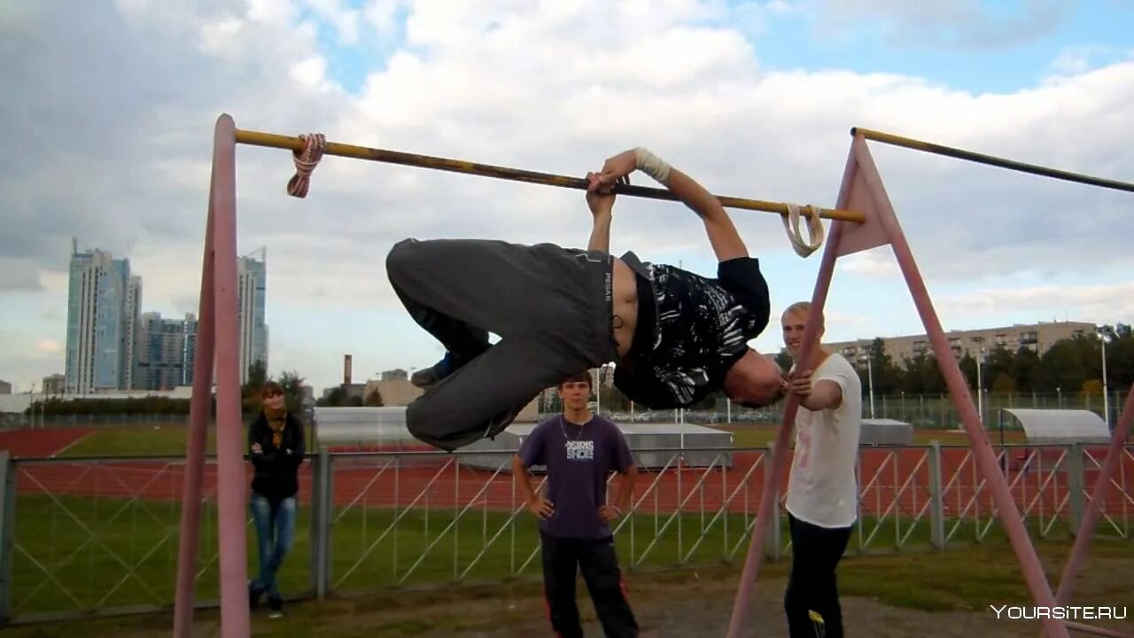 Лёгкие трюки на турнике. Спорт турник. Горизонт на турнике. Несложные элементы на турнике. Гимнастические трюки на турнике.