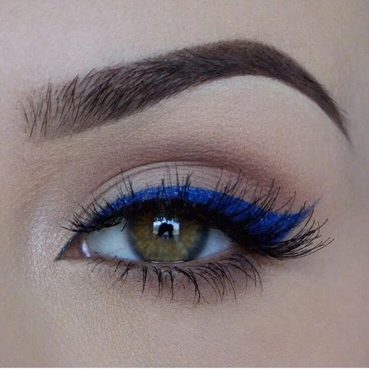 Blue eyeliner, silver eye make up. New Years make up inspiration. Makeup maquill