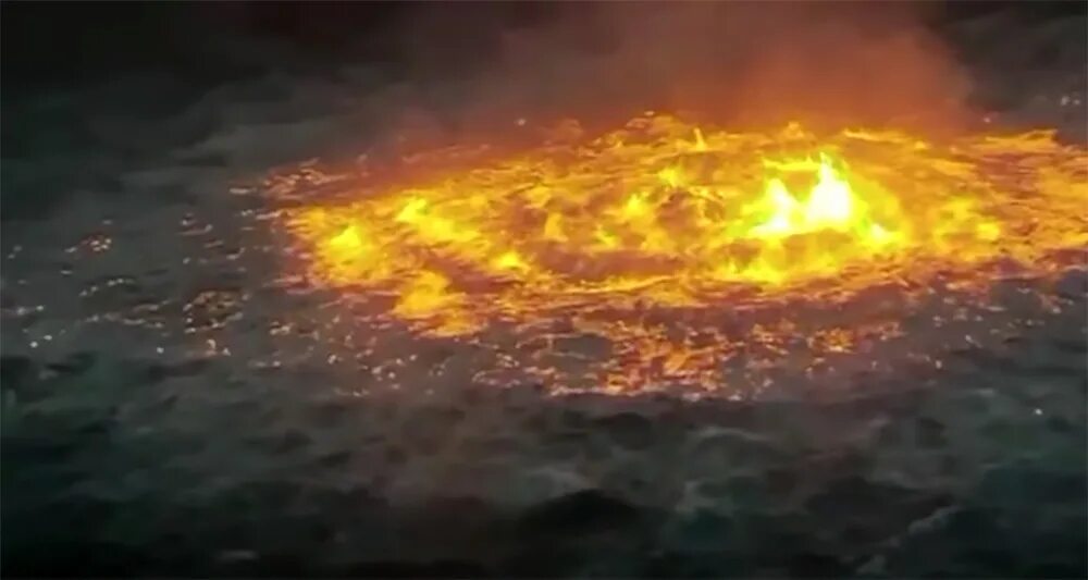 Вода горит. Пожар в мексиканском заливе 2021. Подводный пожар в мексиканском заливе. Мексиканский залив катастрофа 2021. Мексиканский залив огонь под водой.
