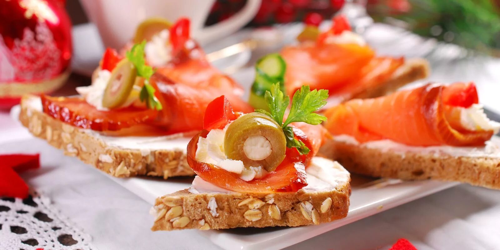 Крек тост с красной рыбой. Бутики с красной рыбой и творожным сыром. Как красиво сделать бутерброды с соленым палтусом и семгой. Бутерики с красной рыбой. Бутерброды с лососем.