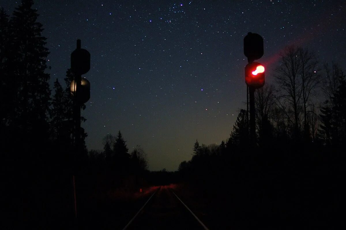 1 45 ночи. Прожекторный светофор на ЖД. Светофор ночью. Железная дорога светофоры ночь. Ночной светофор на железной дороге.