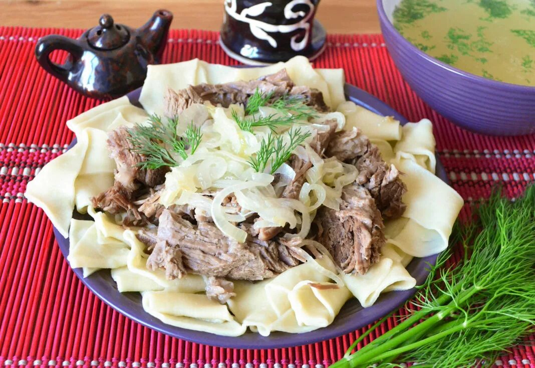 Бешбармак из какого мяса. Башкирское национальное блюдо бешбармак. иссык кульский бешбармак. татарская национальная кухня бешбармак. национальная кухня башкир бешбармак.