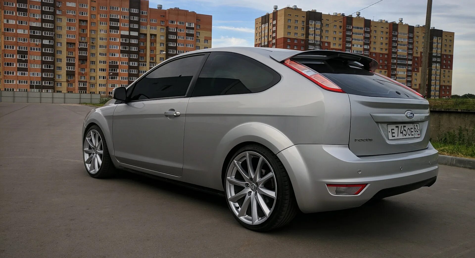 Купить диски на форд фокус рестайлинг. Ford Focus 2 хэтчбек r18. Ford Focus 2 r19. Ford Focus 3 r19. Ford Focus 2 20 колеса.