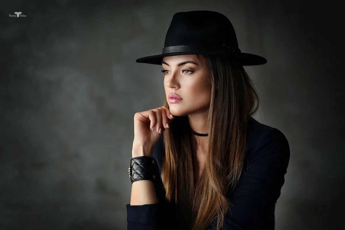 Красивые девушки брюнетки. Харизма цитаты. Пафосная девушка. Красивые стильные пары. Наглый взгляд девушки.