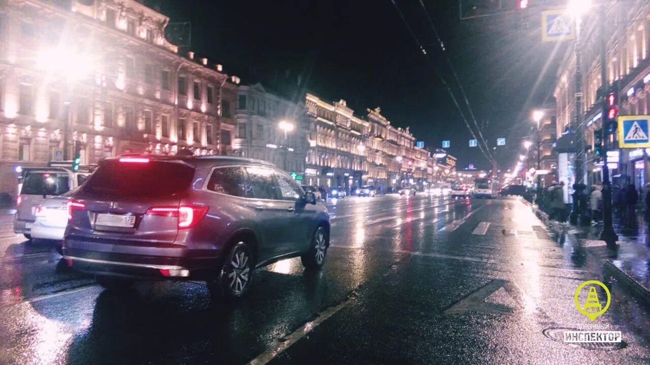 Петербург 2 рено. Вид из авто на Невский. Невский проспект ночью из машины. Невские машины. Невский проспект утром вид из машины.