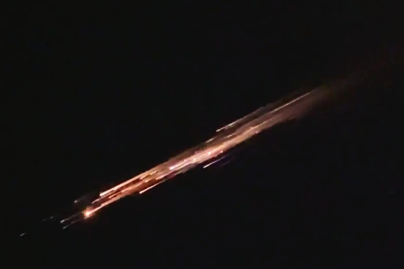 Peregrine сгорит в атмосфере земли. Вторая ступень falcon 9. falcon 9 в небе. сгорает в атмосфере. спутник сгорает в атмосфере.