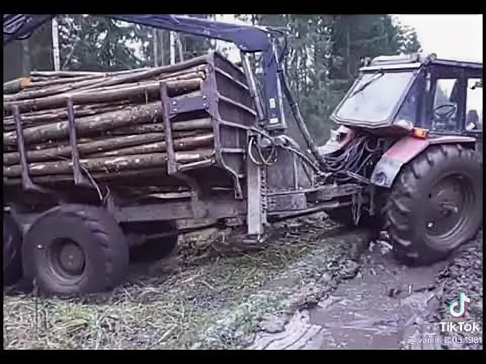 Трактор тянет прицеп. Трактор тянет прицеп