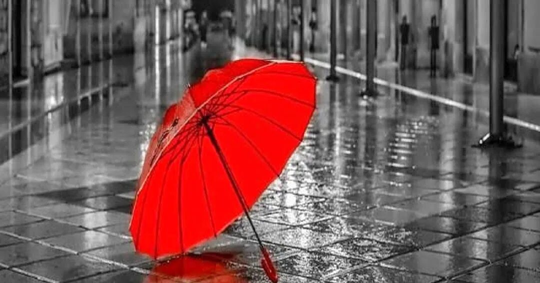 Бесплатные дождливые открытки. Дождливый день. Красный зонт под дождем. Дождливое настроение. Открытка с красным зонтом.