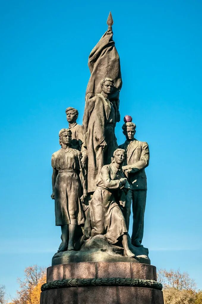 памятник молодой гвардии. памятник молодой гвардии в краснодоне описание памятника. краснодон мемориал молодой гвардии. памятник молодогвардейцам клятва. 1954 в краснодоне установлен памятник молодогвардейцам.