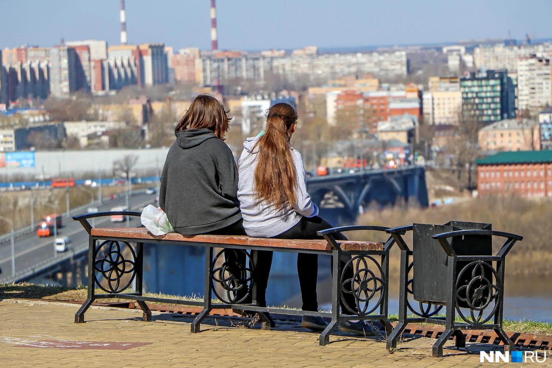 Куда сходить вечером в новгороде. Погулять вечером летом в нижний новгород. люди гуляют лето нижний новгород. где погулять в нижнем новгороде. нижний новгород гуляет молодежь.