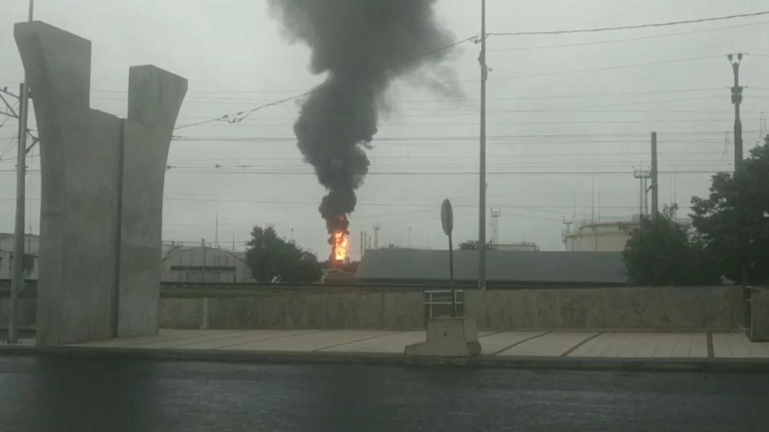 Пожар на кнпз в самаре. Нефтебаза в Краснодаре горит. Пожар на нефтебазе Краснодар. Пожар на заводе. Горит НПЗ В Краснодаре.