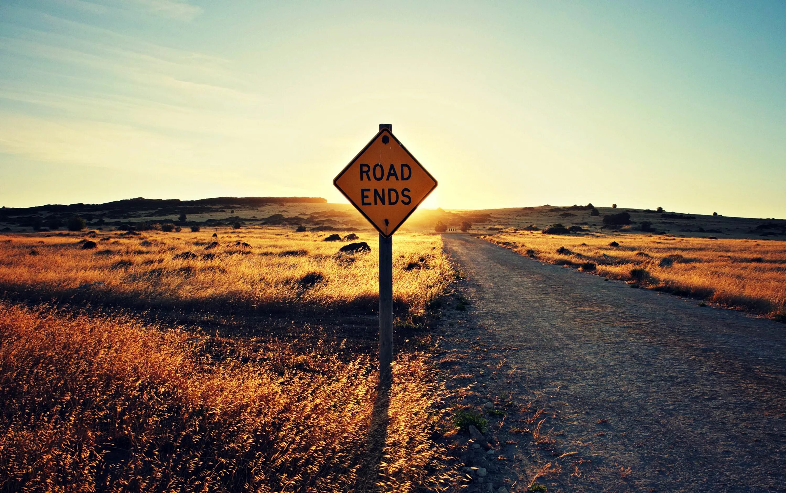 Дорожные знаки сша. Широкая дорога. Красивая дорога. Фон дорога. Калифорния каньон лестер роуд.