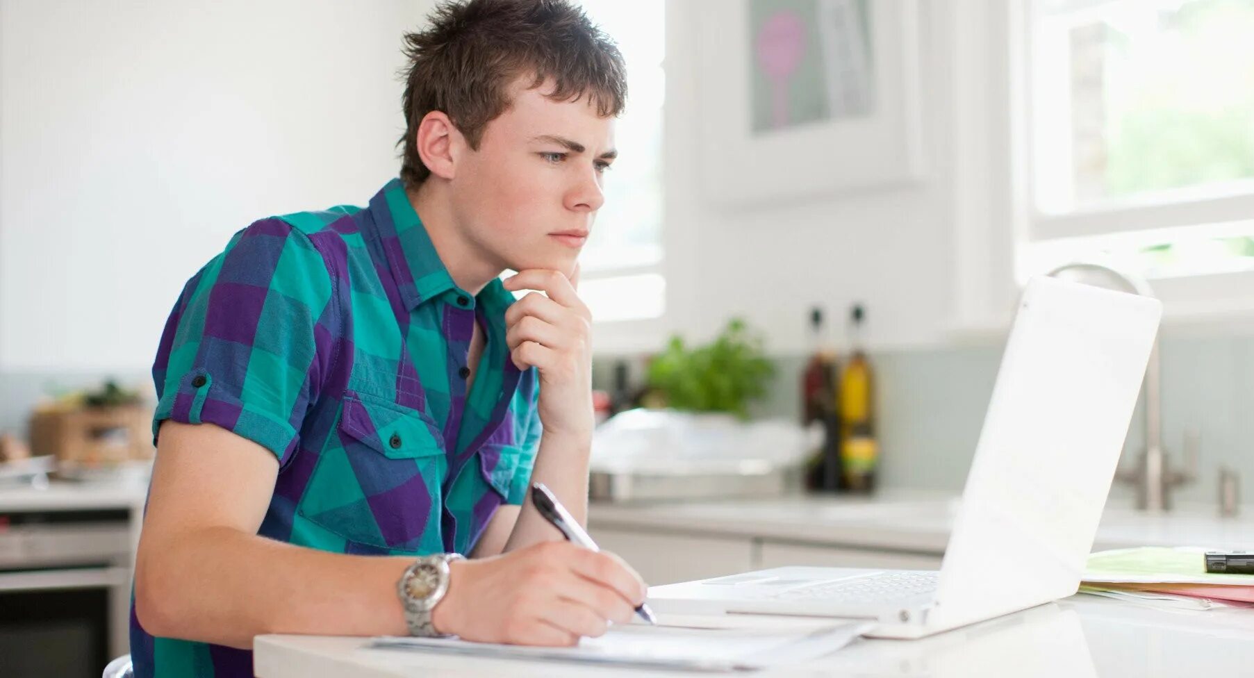 Девушка за ноутбуком. Подросток за компьютером. Девушка фрилансер. Заработок в интернете школьнику. Женщина с ноутом.