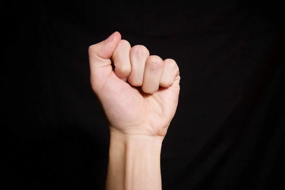 At first hand. Женская рука сжатая в кулак. closed hand. унсплеш. close at hand.