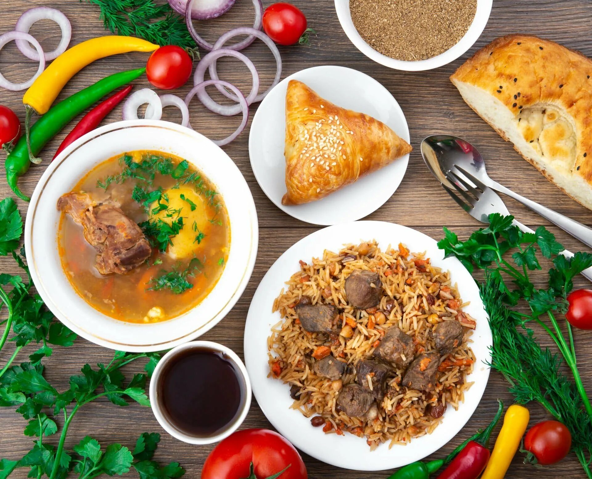 ассортимент супов. суп из столовой. домашний обед. посуда для подачи супа пюре. тарелка супа.