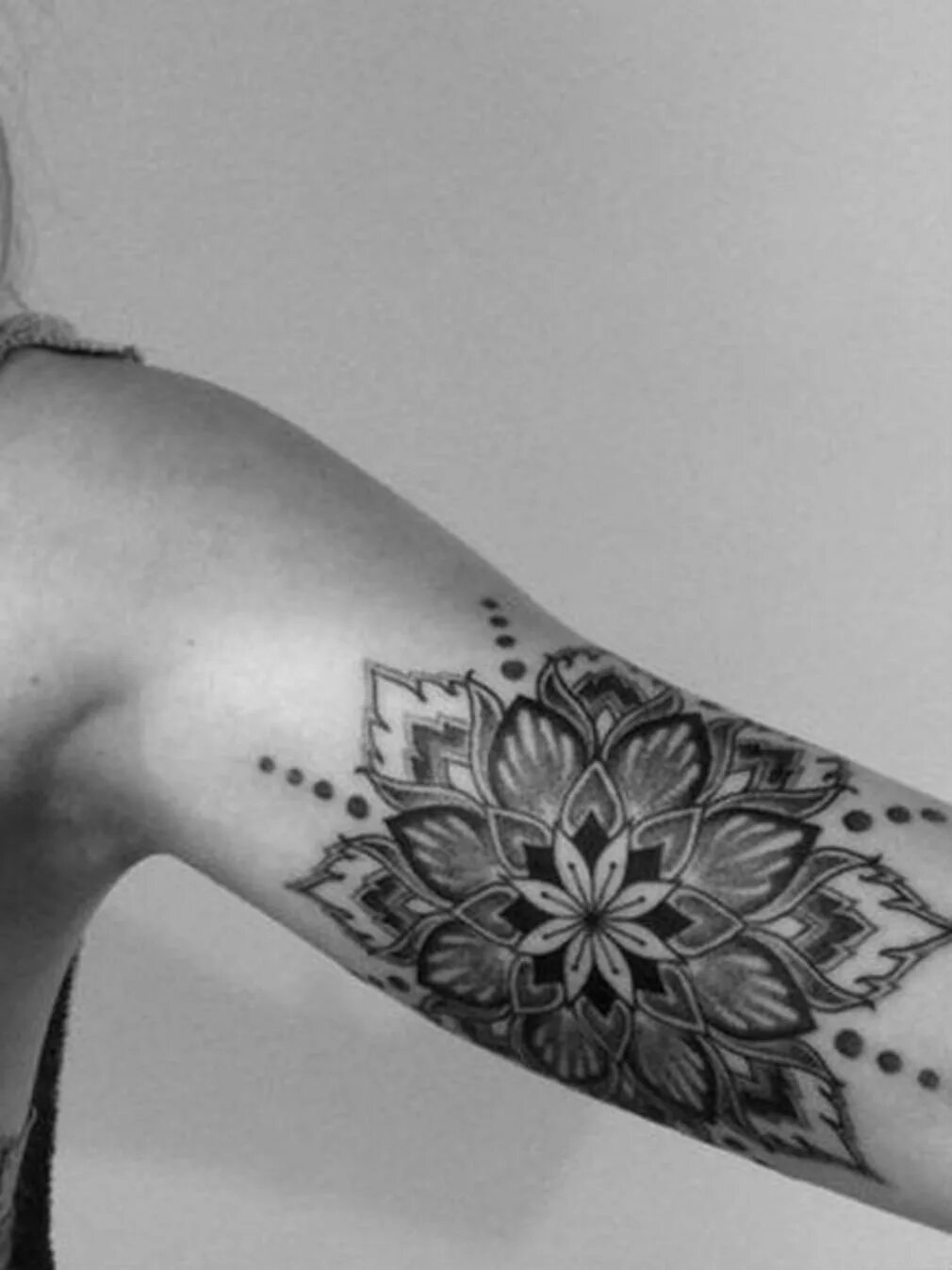 тату на предплечье женские. татуировки женские на руке с внутренней стороны. тату на внутренней стороне руки. красивые модные тату для девушек. татуировка на внутренней стороне руки для девушек.