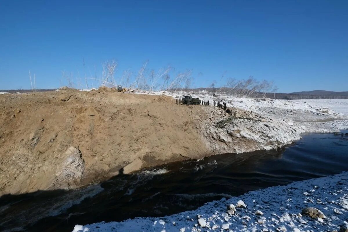 Обвал реки. Оползень берега реки. Бурейский оползень. Оползень берега реки. Обвал камней.