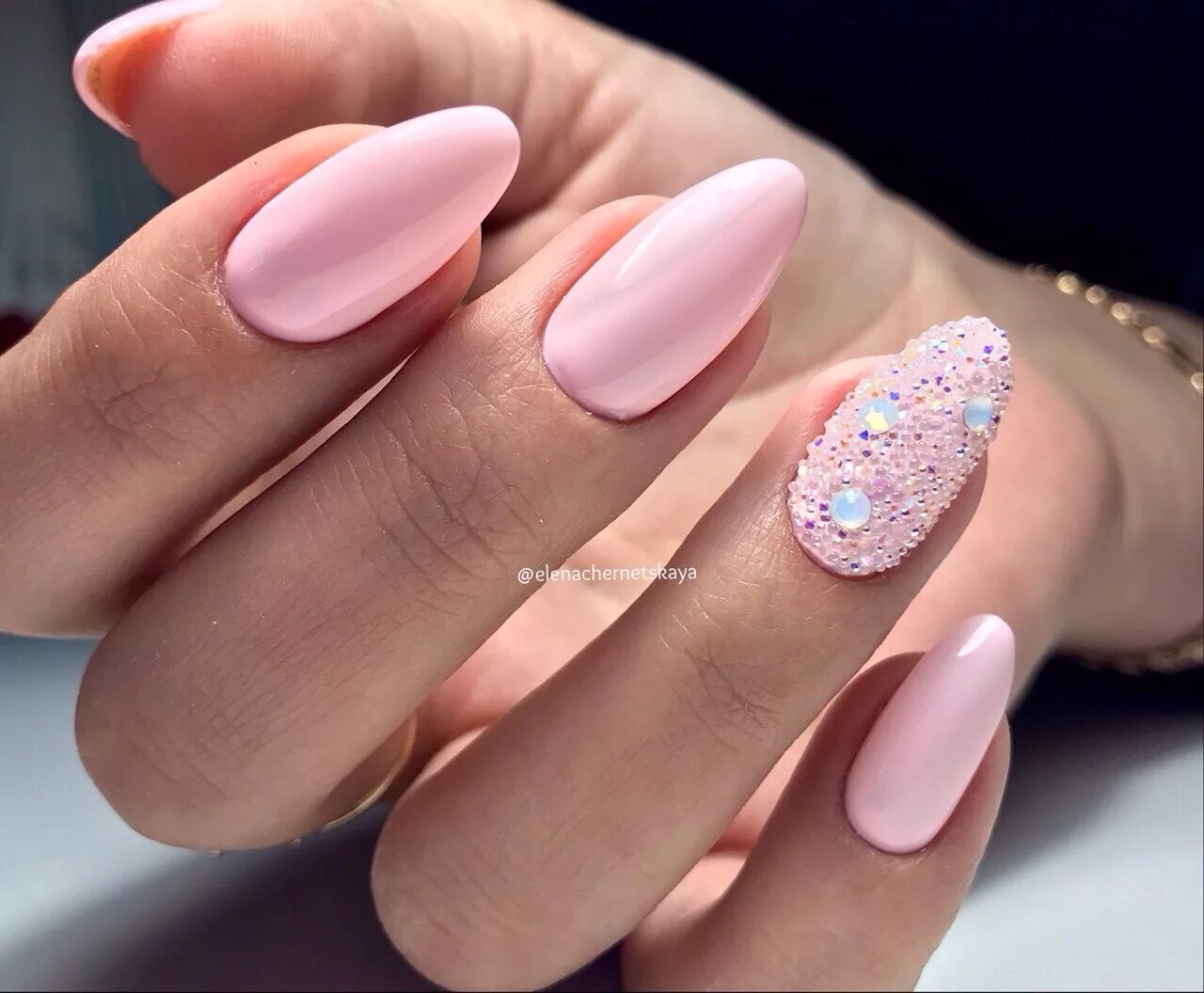 розовый нюдовый маникюр миндаль. нежные ногти миндальной формы. нежный дизайн ногтей на миндальную форму. миндальный маникюр. розовые миндальные ногти.