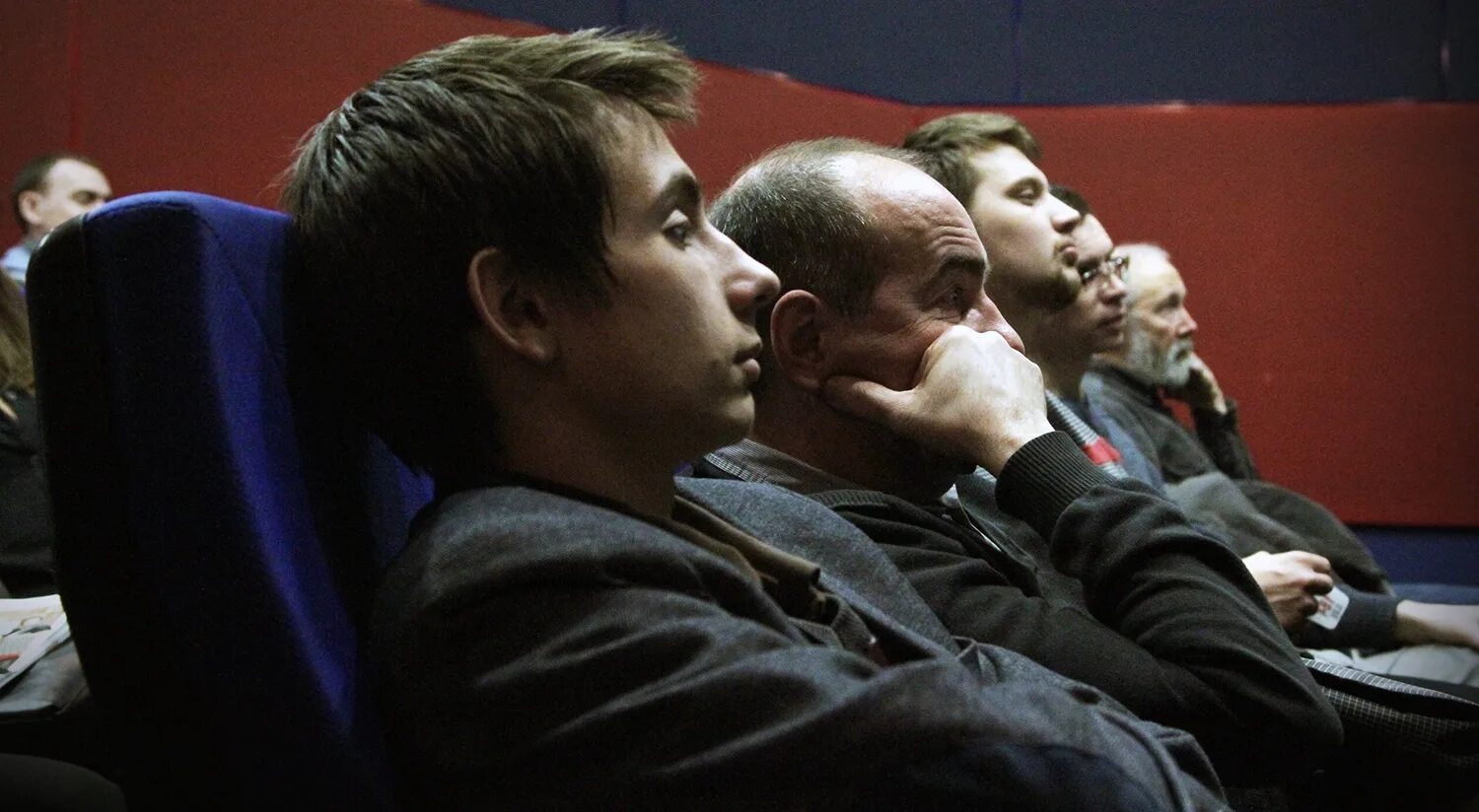 Обсуждаем кино. Премьера фильма в кинотеатре. Обсуждение фильма. Дискуссия фотоискусство. Дискуссия в фильме.