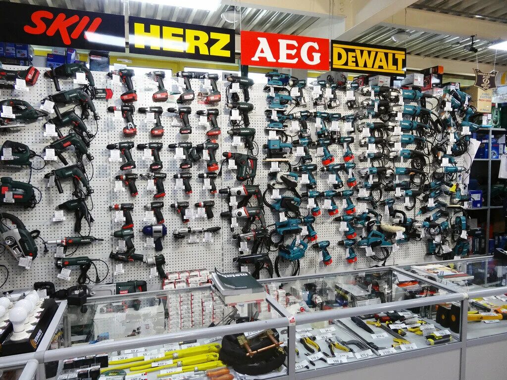 Мотосервис пушкино. Выкладка электроинструмента. Хозтовары королев. Витрина электроинструмента. Магазин интструментов.