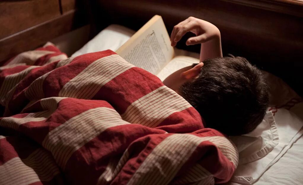 Чтение в кровати. Чтение лежа. Чтение книги в кровати. Книжка на постели.