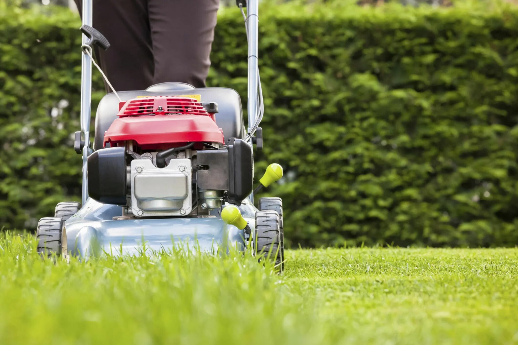 Lawn mower. Косилка для травы. Стрижка газона. Газонокосилка покос. Газонокосилка на газоне.