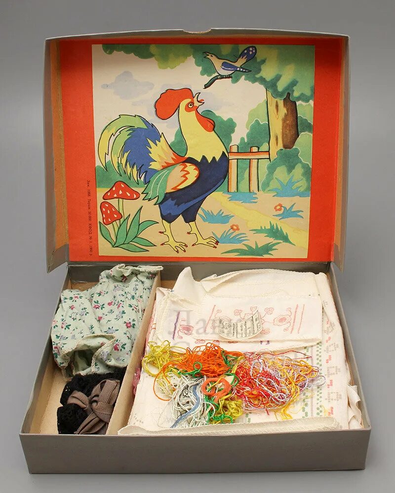 Девочка за швейной машинкой. Шкатулка из открыток. Плетение из разноцветной проволоки. Старые книги по шитью. Шкатулка из старых открыток.