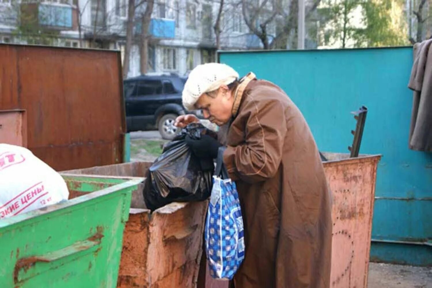Пенсии нищеты. Клин Сити 621-619. Бабушки роются в мусорке.