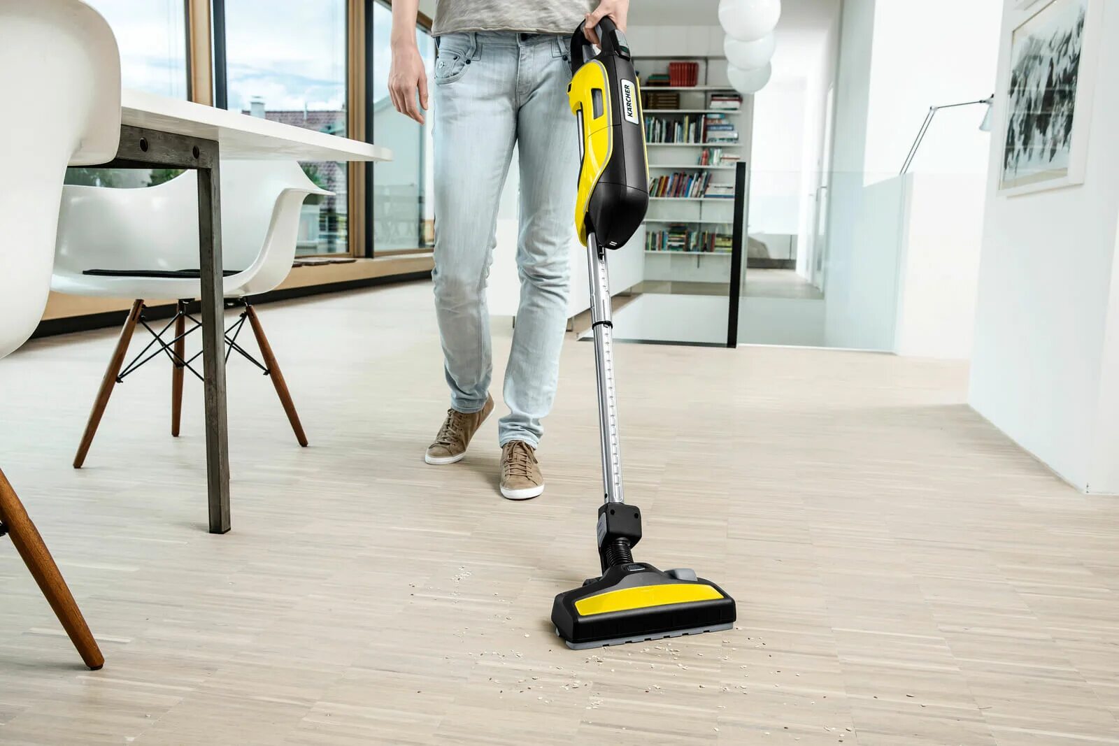 Керхер вертикальный купить. Karcher VC 5 Cordless 1.349-300.0. Пылесос Керхер аккумуляторный для дома VC 5. Бытовой пылесос Karcher 425020. Моющий пылесос Керхер беспроводной вертикальный.