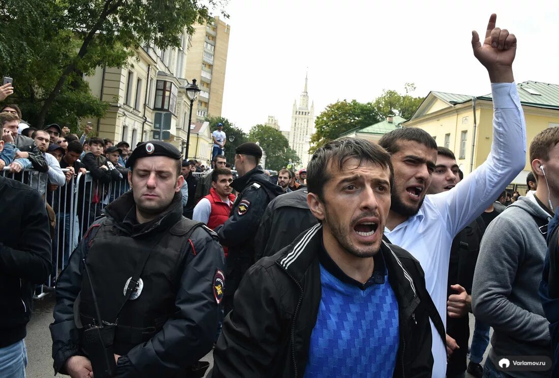 Митинг мусульман. Протесты мусульман в Москве. Мусульманские митинги. Мусульманский протест.