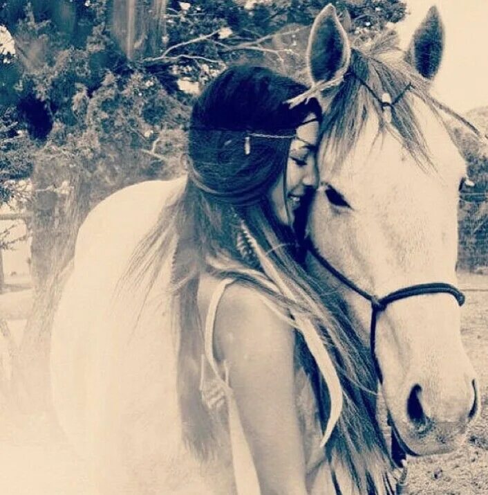 Девочка на лошади. Обнимает лошадь. Девушка с лошадью обнимаются. Девушка обнимает лошадь.