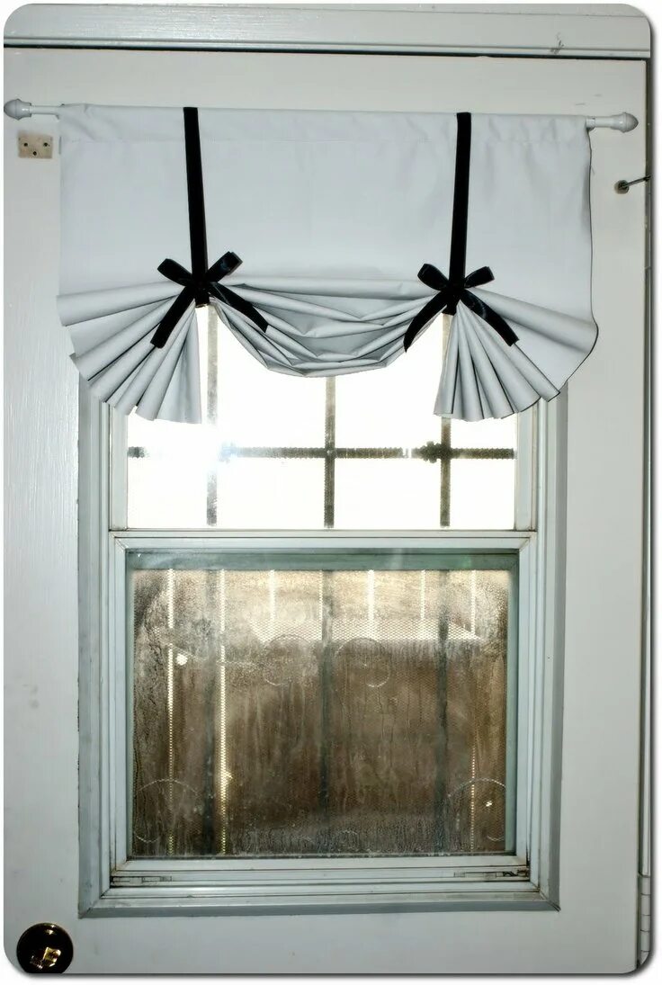 Что можно повесить на окна. Занавески на раму окна. Занавески на оконную раму. Шторки на балкон. Шторы на стеклопакеты.