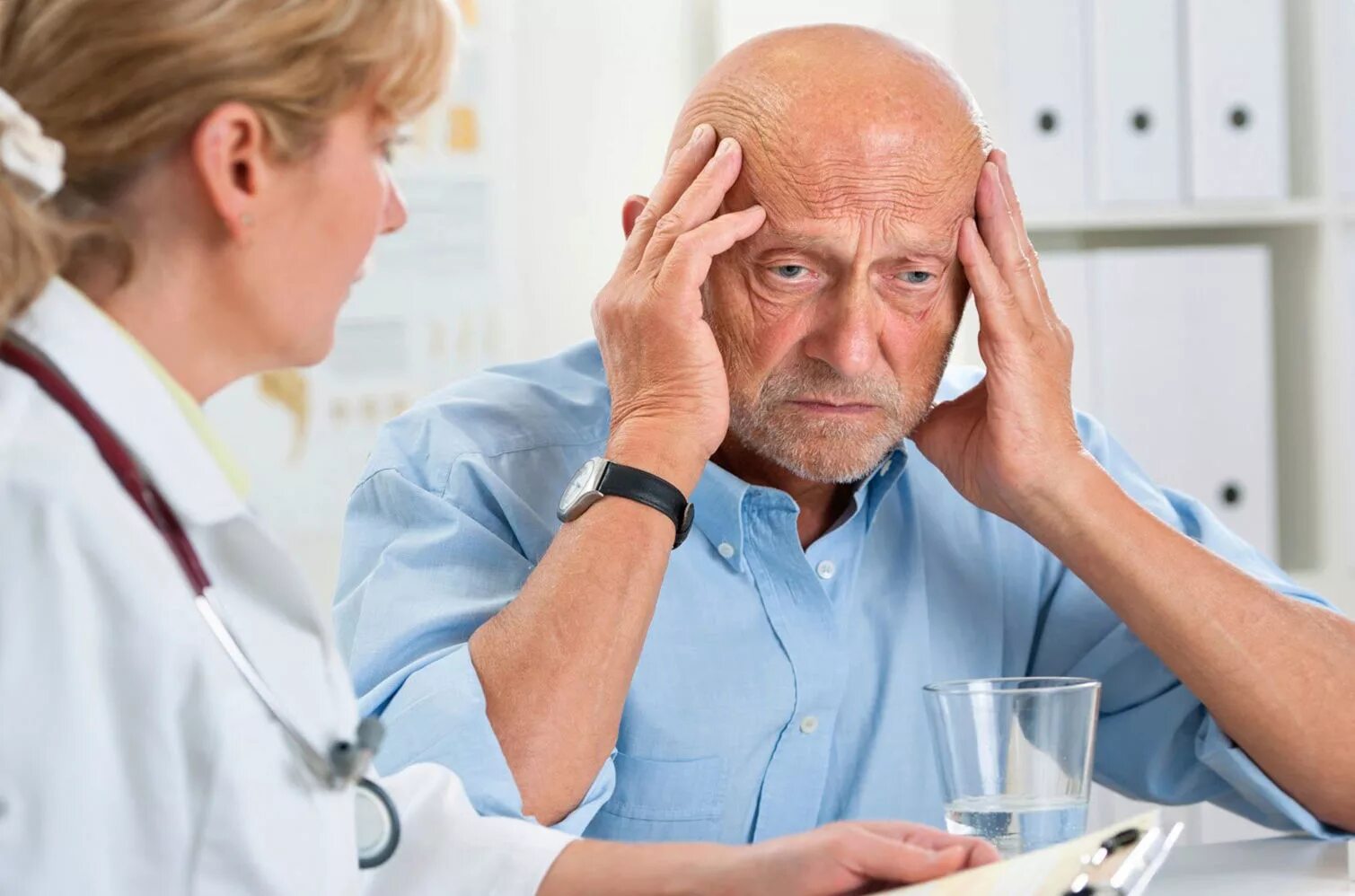 У пожилых людей снижается. Проблемы со здоровьем. Врач и пациент. Деменция.