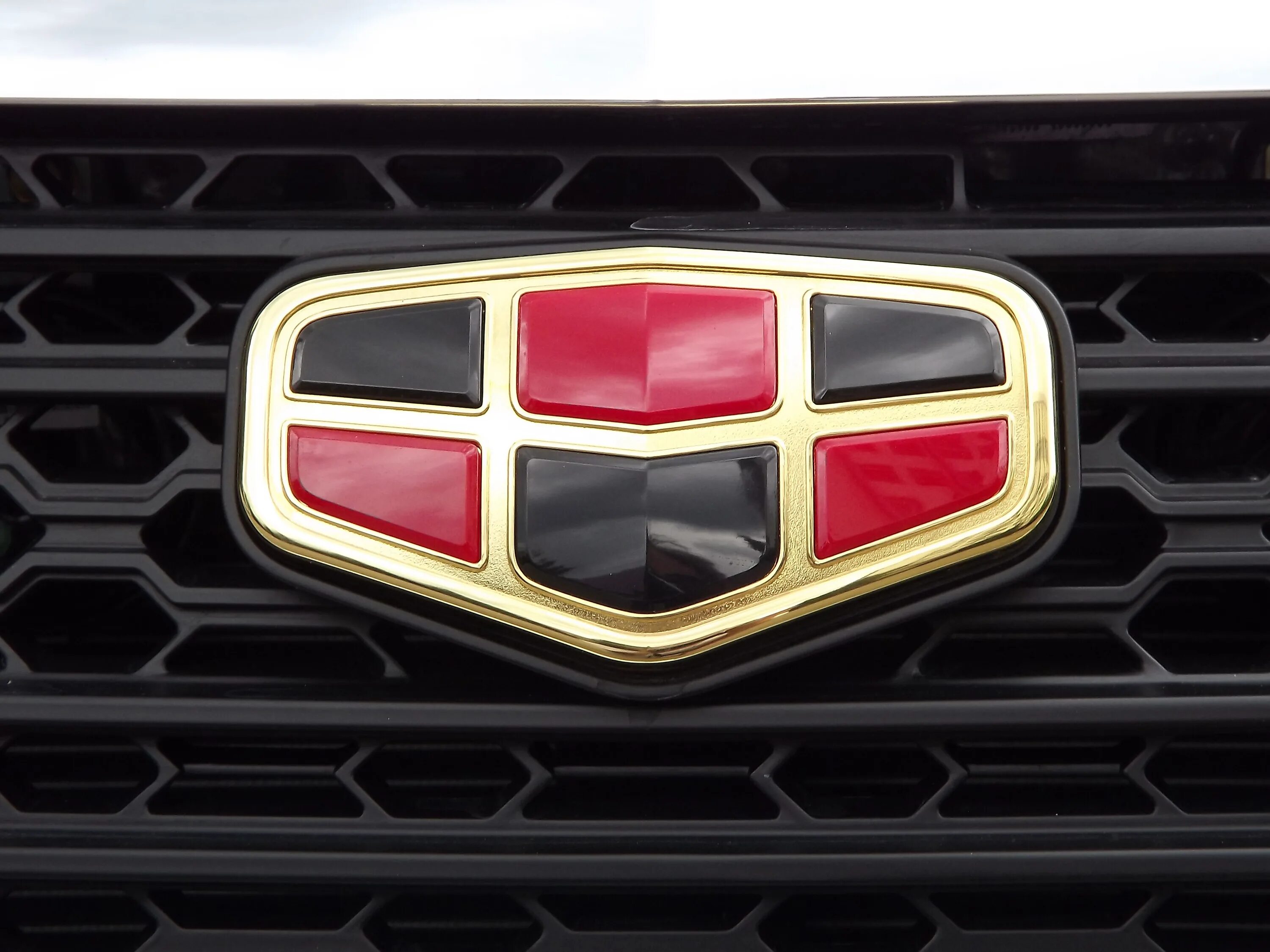 круглые значки автомобилей. красный значок авто. красный значок авто. эмблемы автомобилей. красный значок авто.