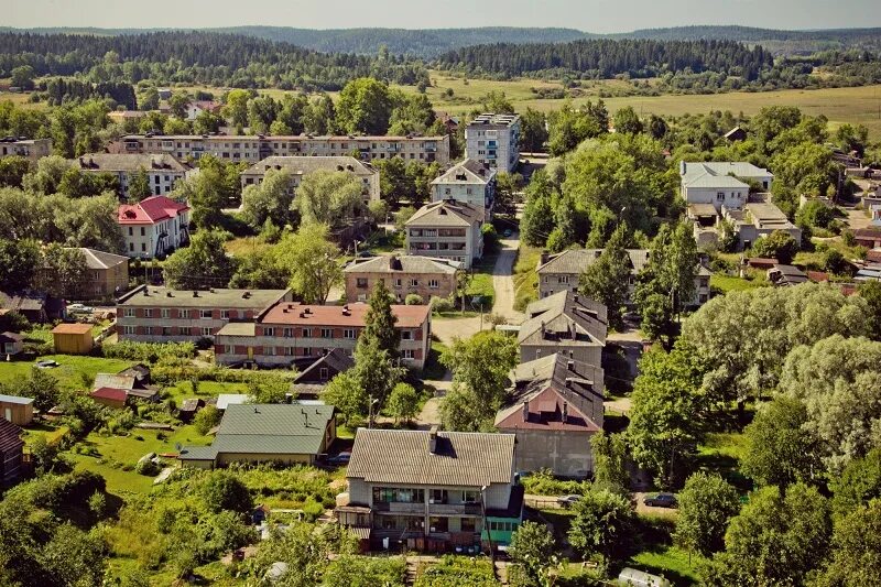 Ели сортавала. Столица карелии сортавала. гора кухавуори сортавала. природа города сортавала. сортавала вид сверху.
