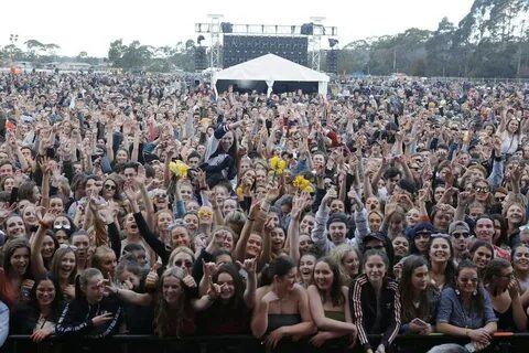 Huge crowds wait
