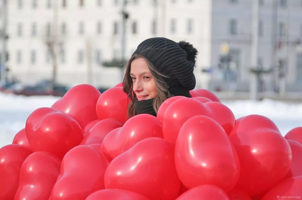 Воздушные шарики зимой. Зимняя фотосессия с воздушными шарами. Фотосессия зимой с шарами. Фотосессия с воздушными шарами зимой. Фотосессия с шариками на улице зимой.