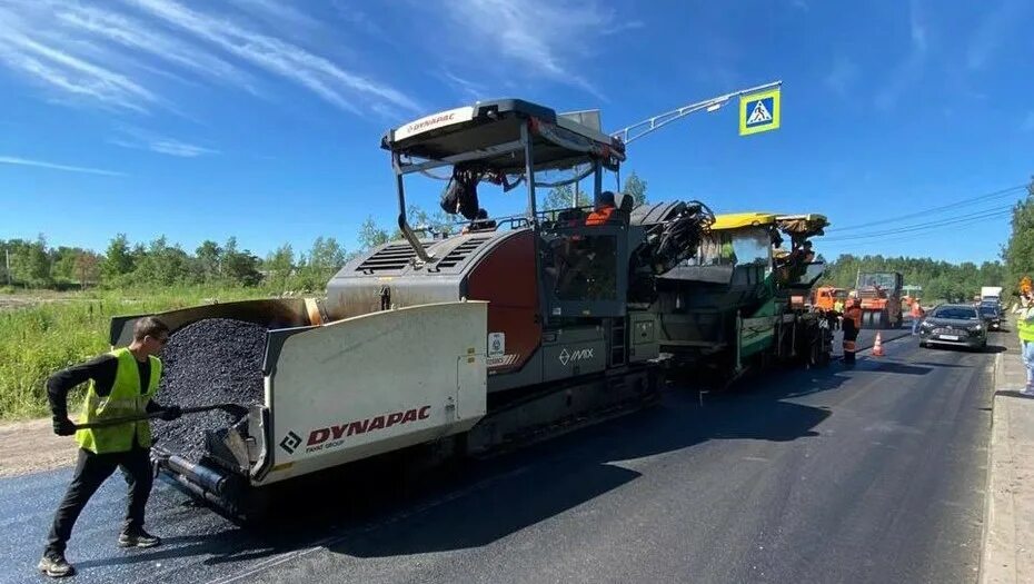 Укладка асфальта. Укладка асфальта на трассе. Машина для укладки асфальта. Машины которые укладывают асфальт.