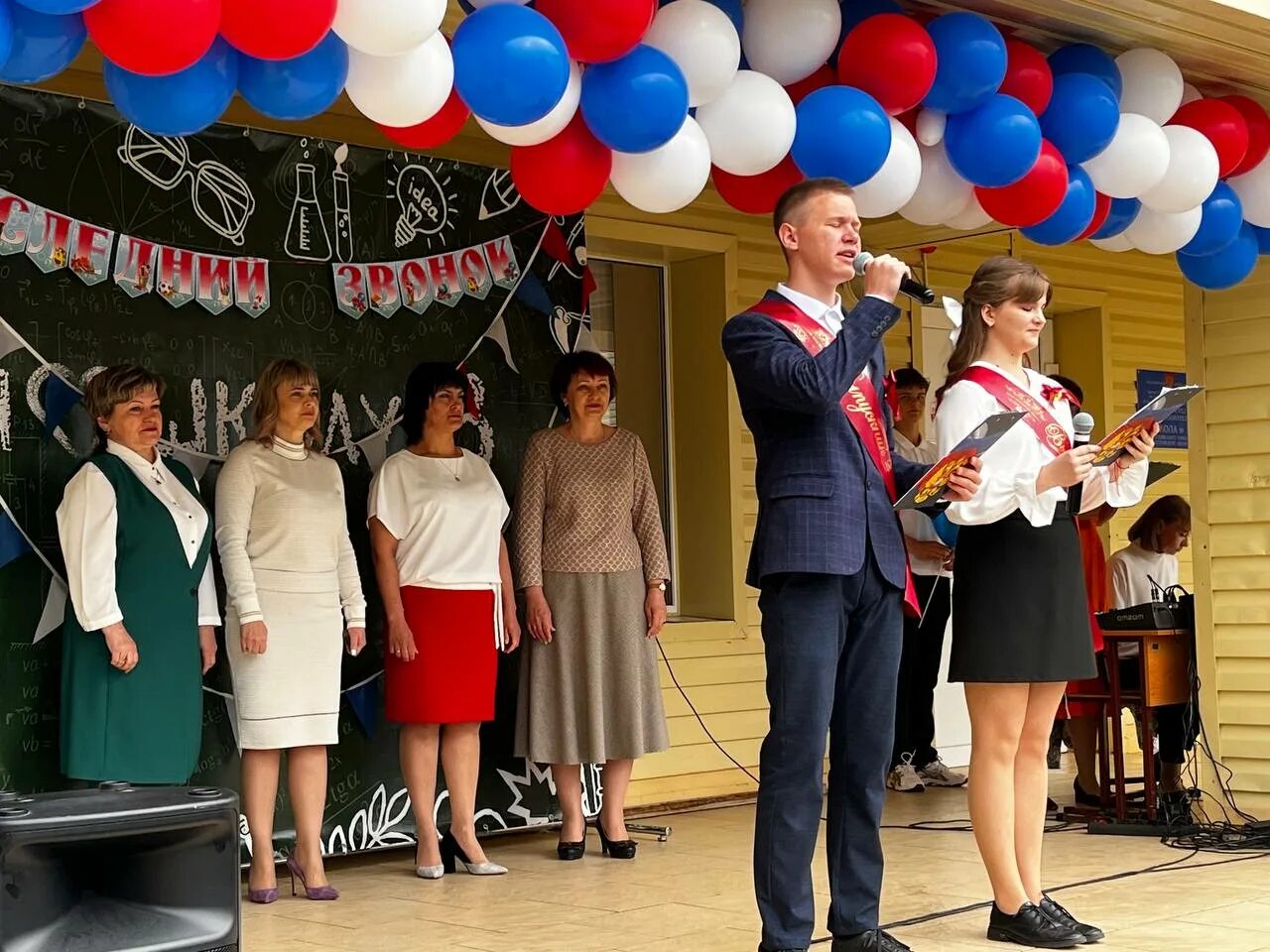 последний звонок одежда выпускников. последний звонок в школе 2023. интересный сценарий последнего звонка 2023. выпускной в школе 11 класс. тонкино нижегородской последний звонок 2023 года 9 класс.