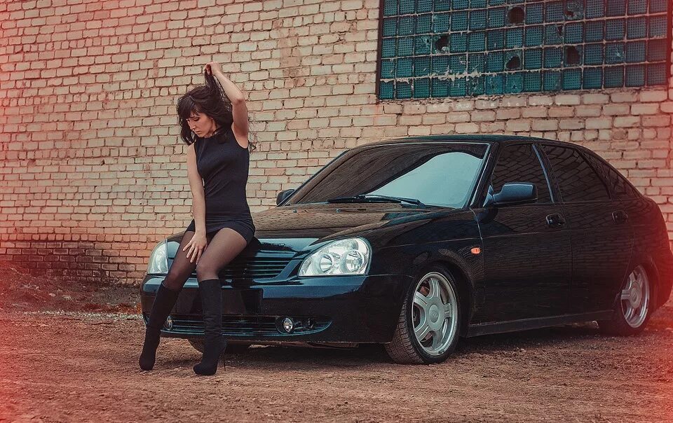 Фото приоры с девушкой. Приора и девушка. Девушка на приоре. Девушка около Приоры. Девушка в черной приоре