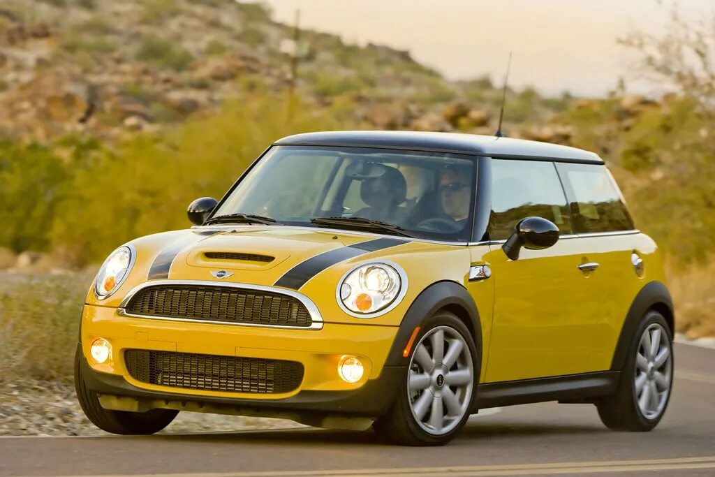 Мини Купер r56 желтый. Мини Купер Кантримен желтый. Mini Cooper r56 желтый. Желтый мини Купер JCW.