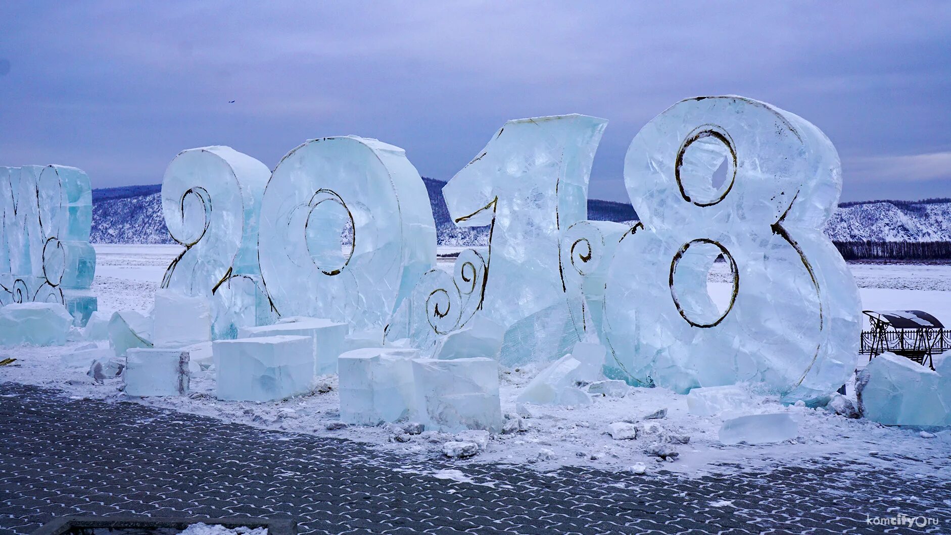 снежная фигура с подсветкой. цифра 1 лёд. ледяные цифры. цифра 2 со льдом. ледяные цифры.