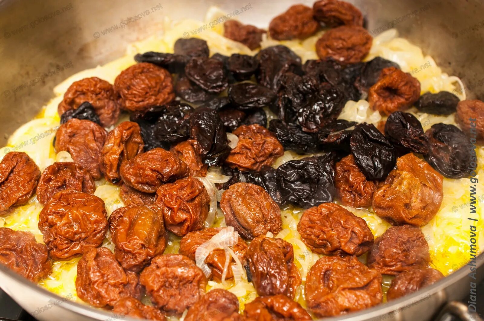 Говядина с грецкими орехами рецепты. Говядина тушеная с луком орехами и чесноком. говядина с грецкими орехами. мясо с черносливом и орехами. печень тушеная с черносливом.