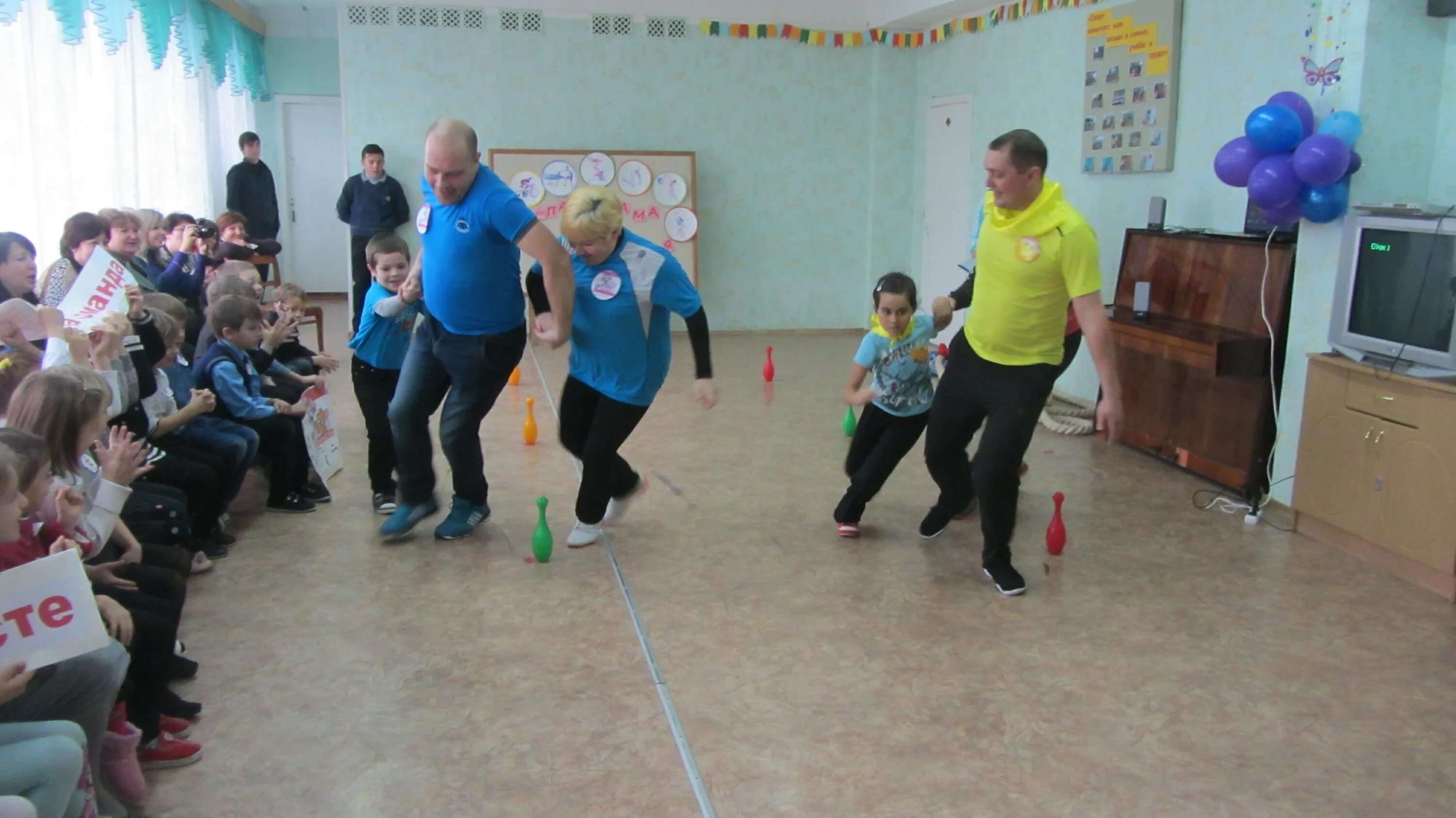 Мама папа я в детском саду. Спортивный праздник с родителями в детском саду. Спортивное развлечение с родителями. Мама папа я в детском саду. Спортивное соревнование дети в школе.