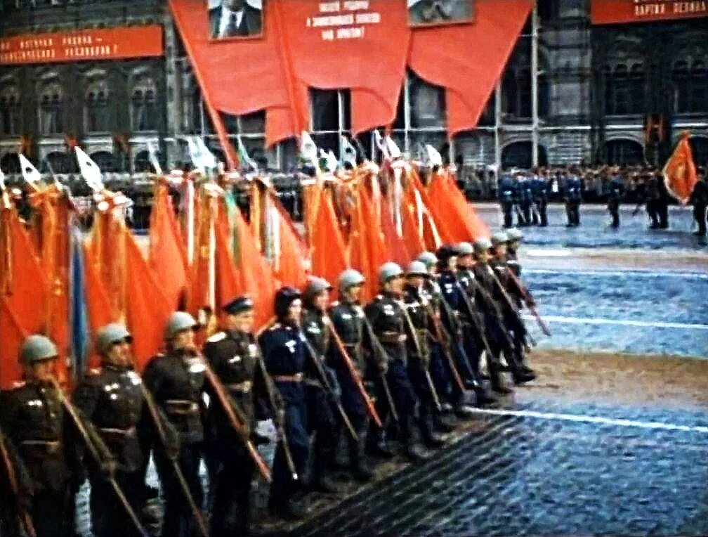 Парад победы 1945 дата. 24 Июня 1945 г в Москве состоялся парад Победы. Парад Победы 24 июня 1945 Знамя. Фотографии с парада Победы 1945. Парад Победы 1945 года на красной площади в Москве в цвете.