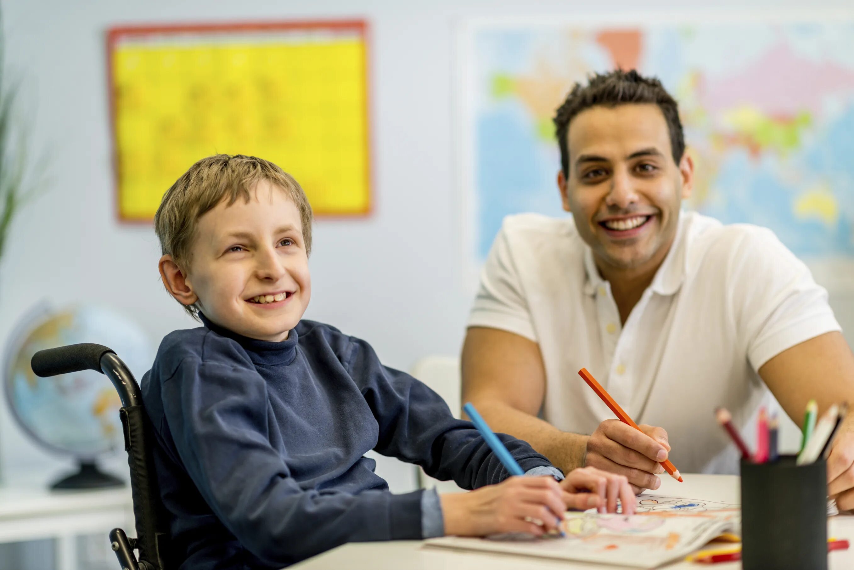 The special teacher. Дети с ЗПР. Счастливый ребенок с ЗПР. Семья с ребенком с ЗПР. Семья с ребенком с нарушениями.