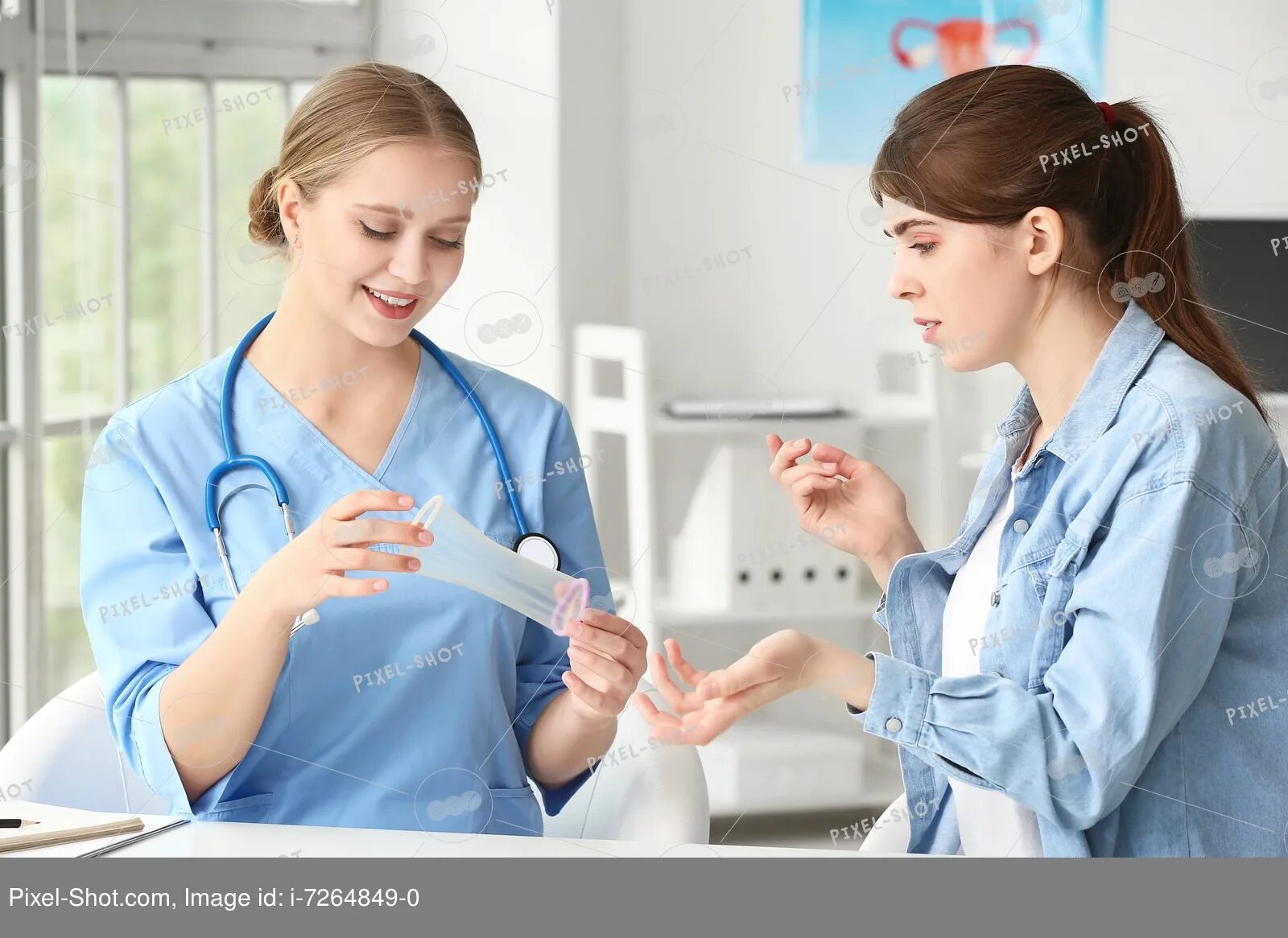 Врач гинеколог соблазнил пациентку. Lesbian gynecologist and her teen Patient.