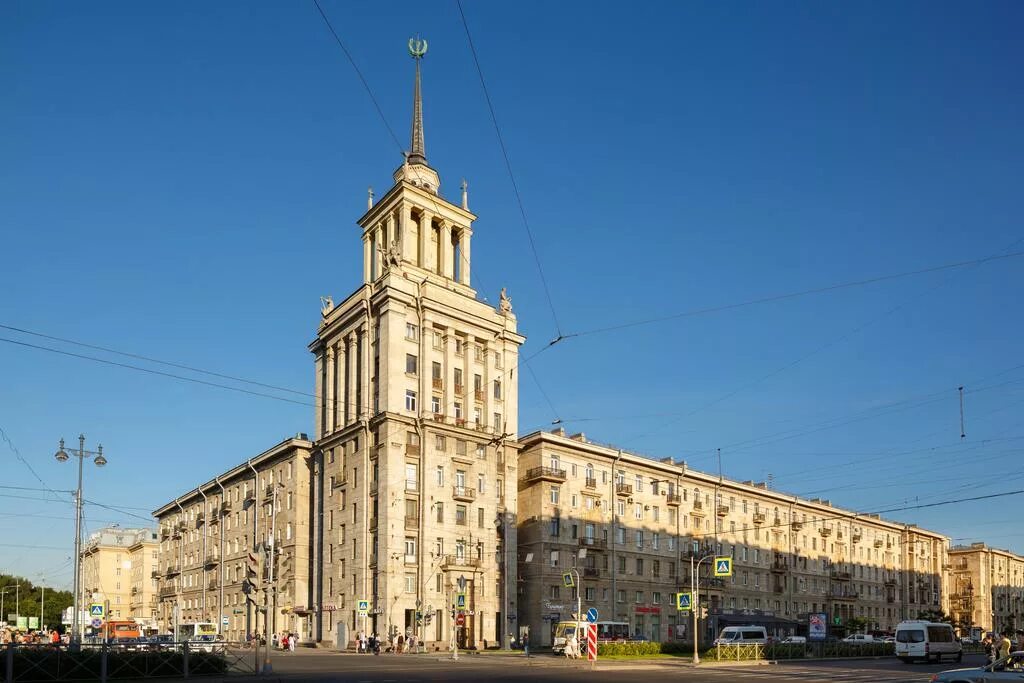 Spb московский. Московский проспект 190 Санкт-Петербург. Генеральский дом Санкт-Петербург Московский проспект. Дом со шпилем на Московском проспекте. Здание со шпилем в СПБ парк Победы.