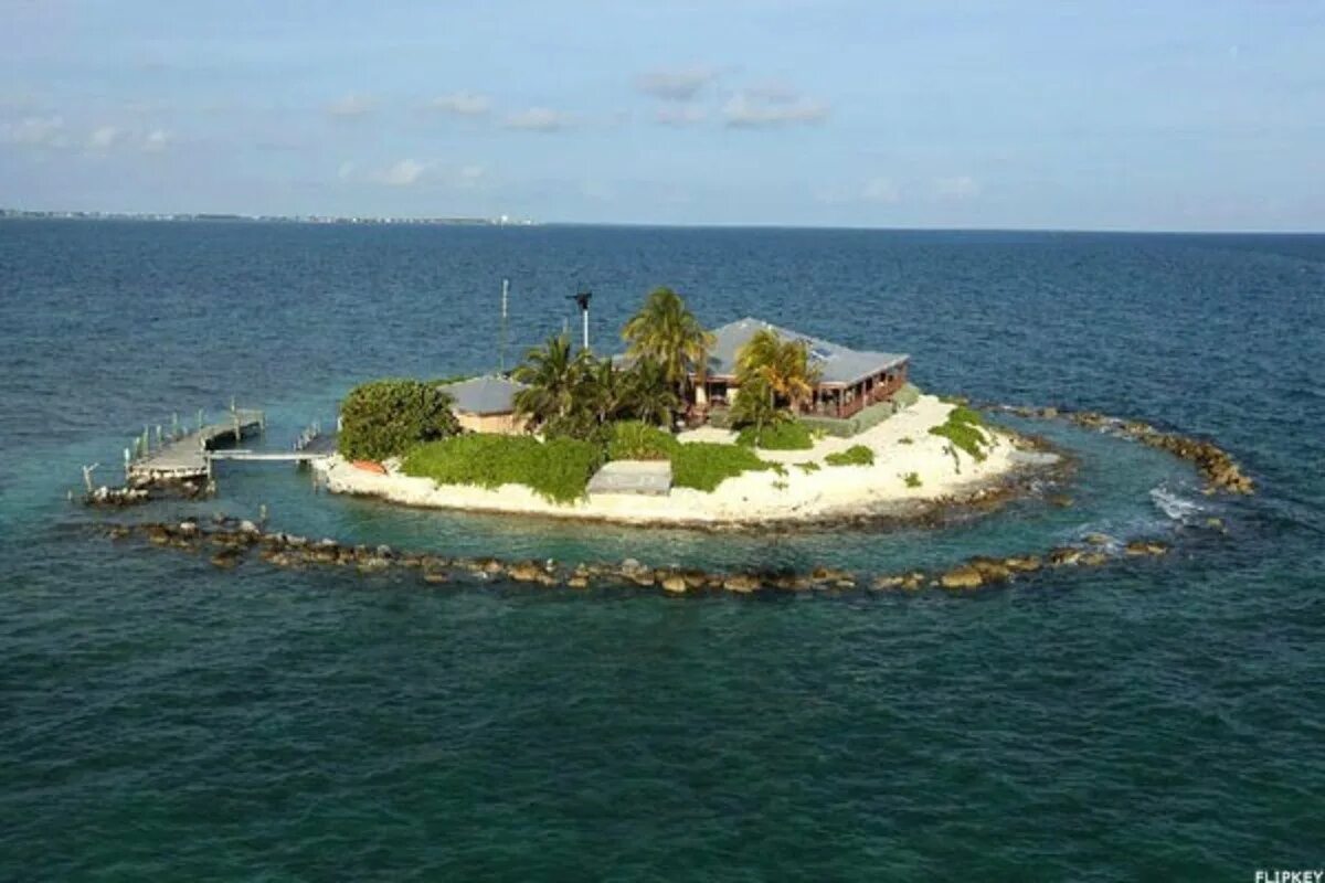 Второй остров в мире. East sister Rock Island Флорида. Остров Бишоп энд Кларк. Домик на острове. Маленький остров.